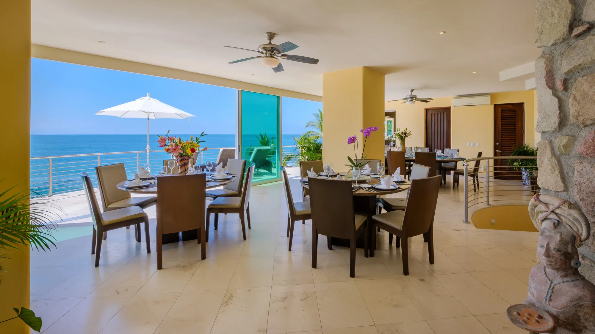 Villa Montecito dining area