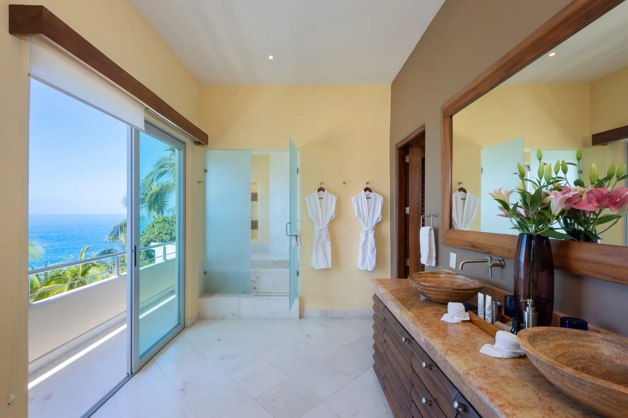 Villa Montecito suite and bath near infinity pool