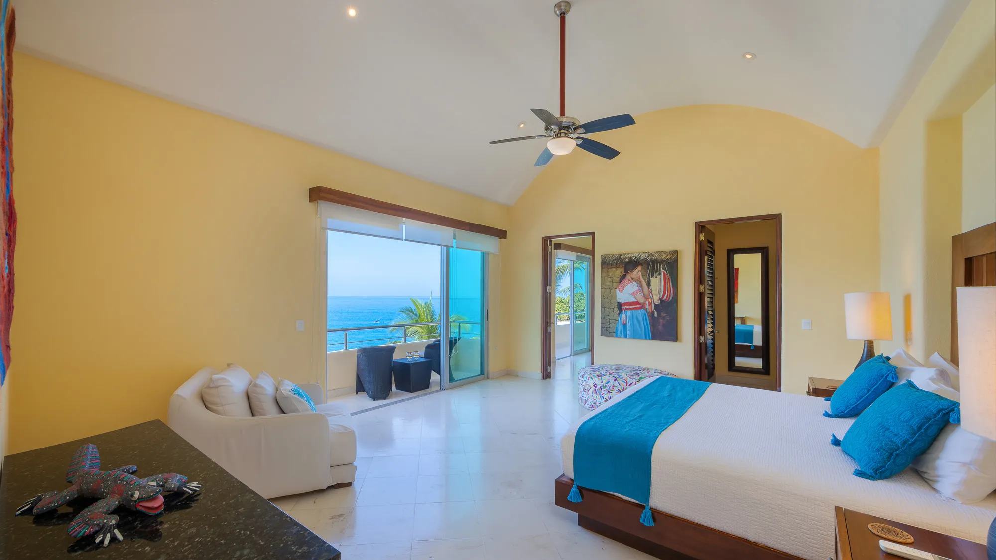 Villa Montecito suite and bath near infinity pool