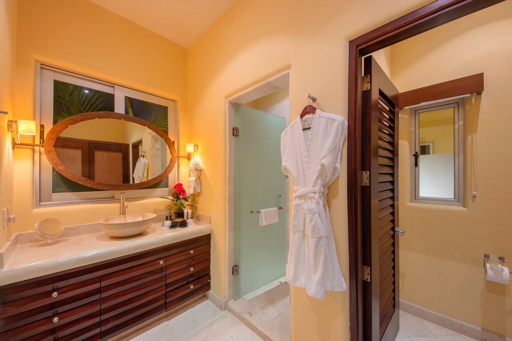 Villa Montecito suite and bath