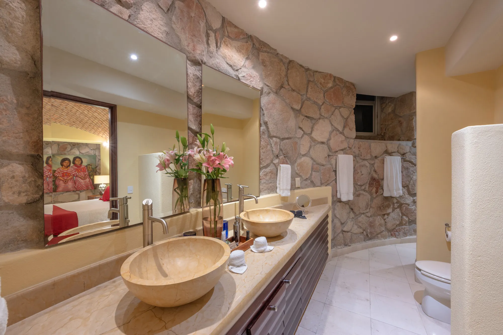 Villa Montecito suite and bath